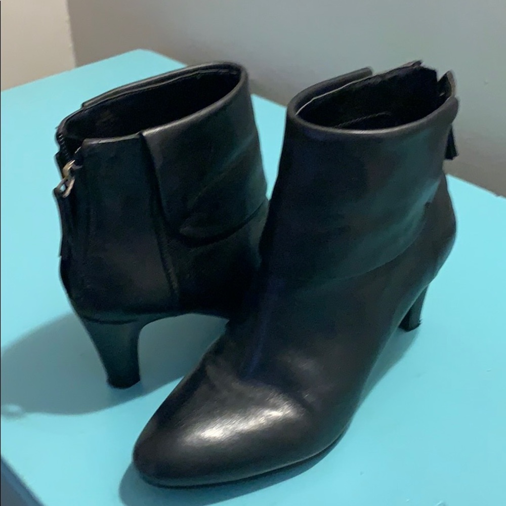 LIKE NEW Bandolino booties
